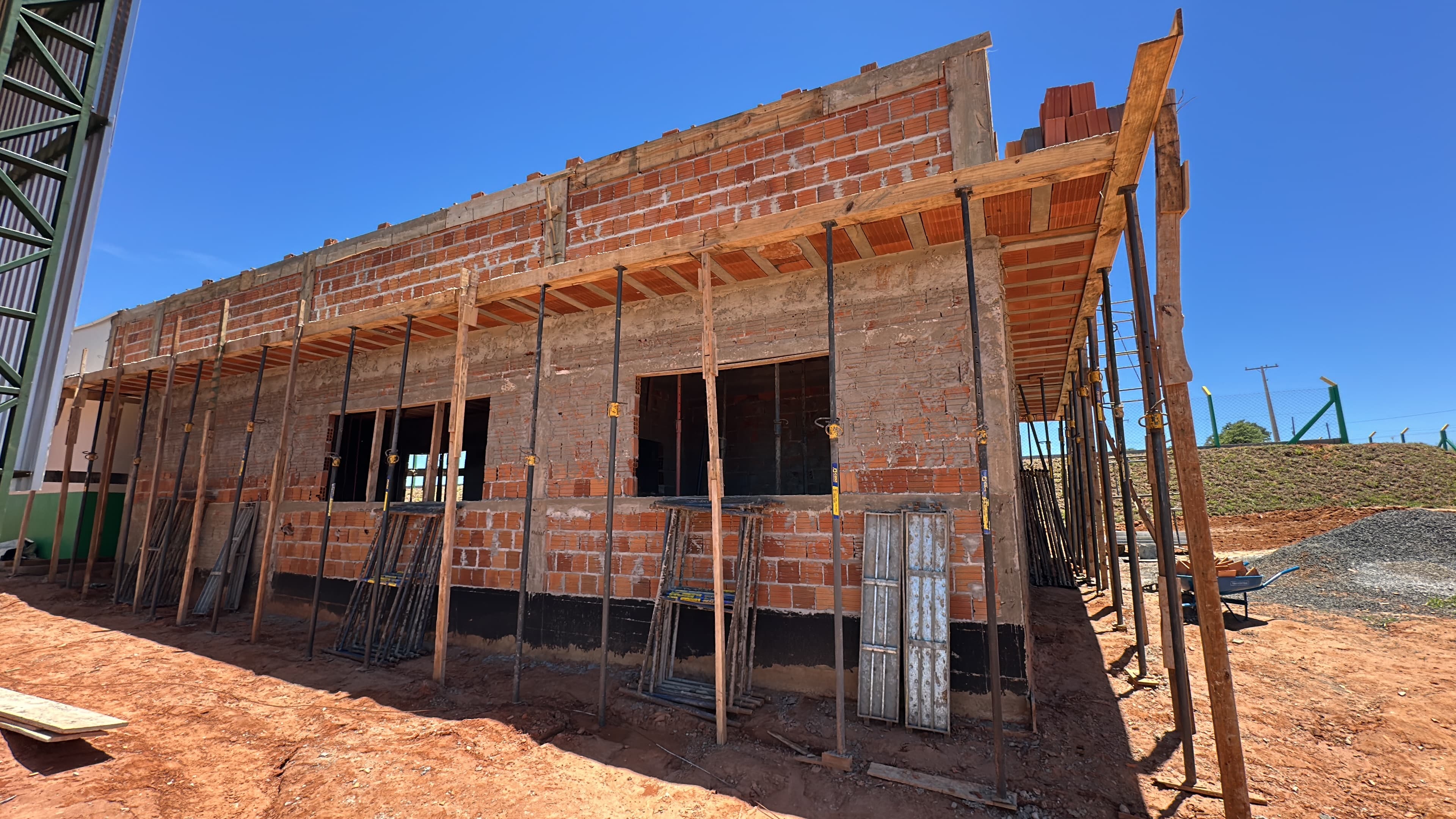 Fachada em alvenaria de obra real em execução pela equipe ARKENZ