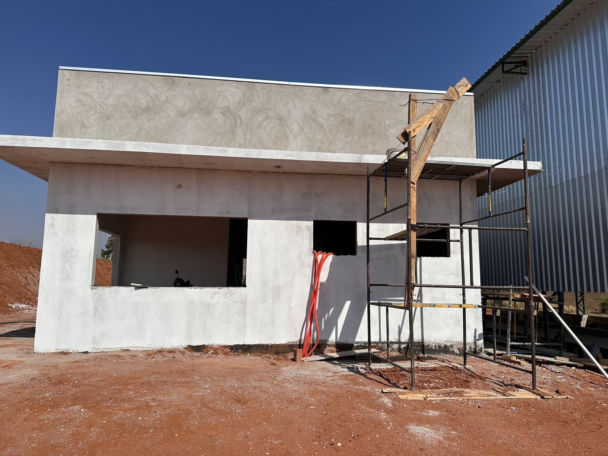 Fachada com acabamento externo em reboco, pronta para pintura