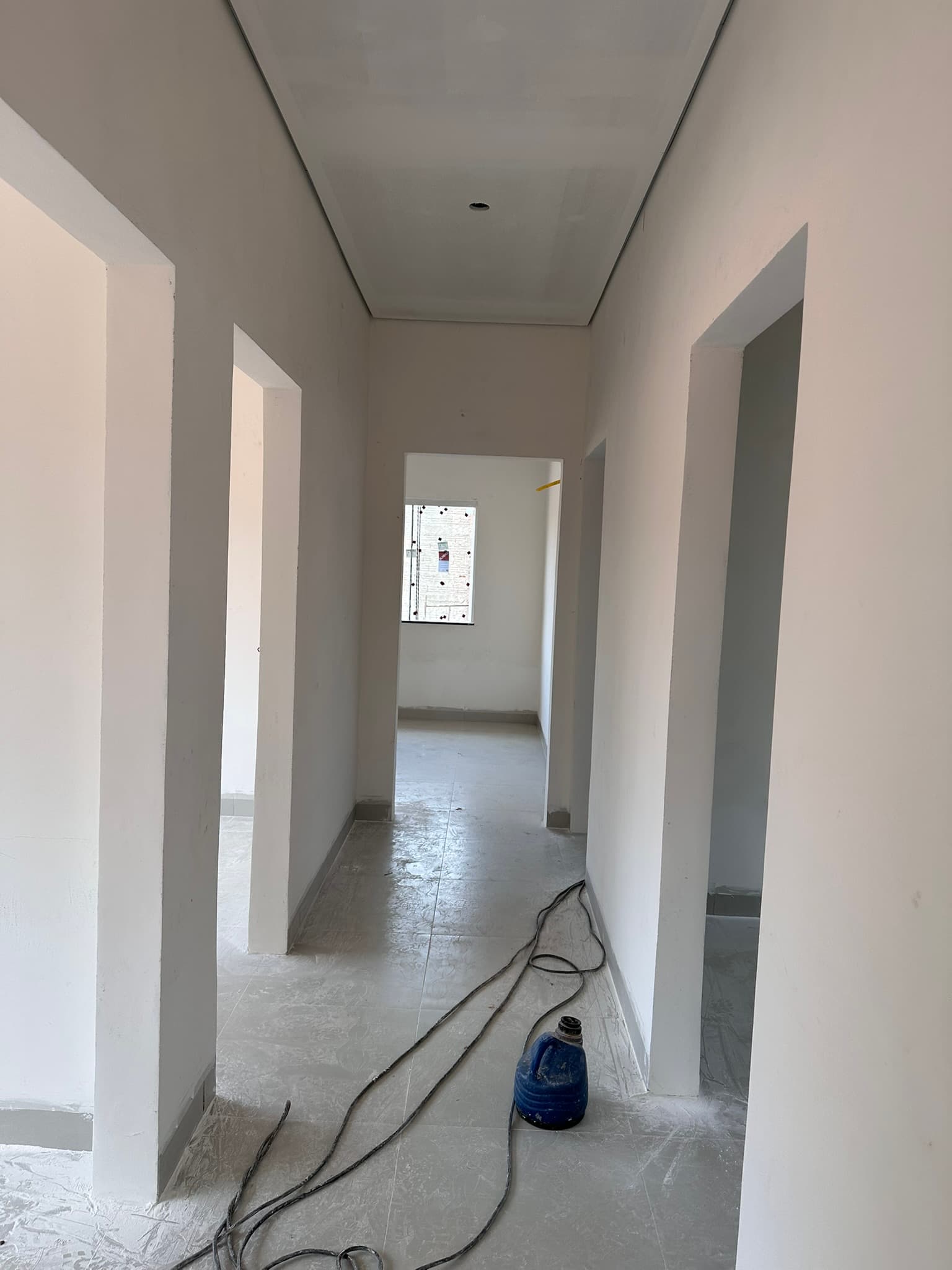 Ambiente interno finalizado, com piso e paredes prontos para entrega