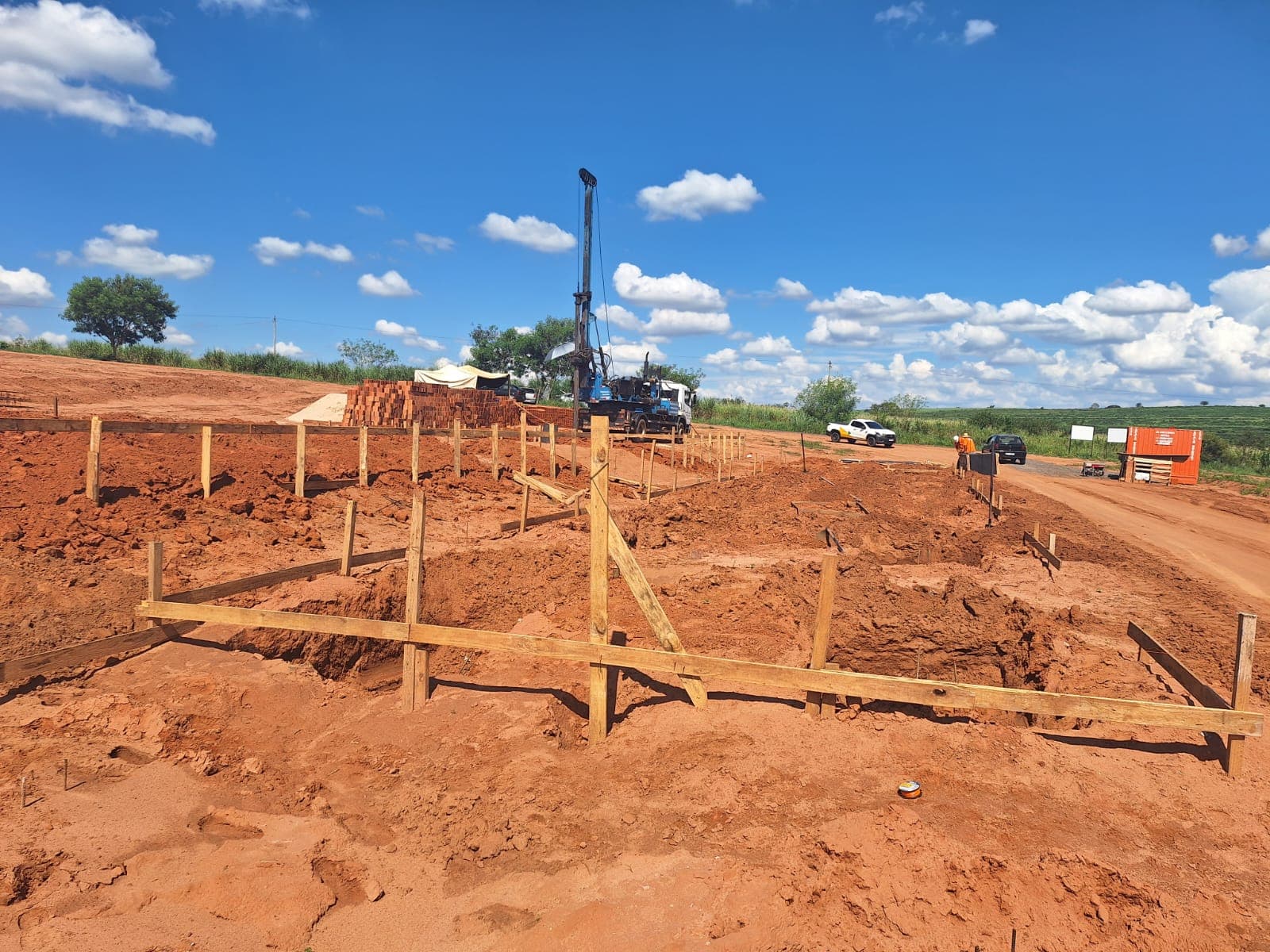 Preparação de terreno e fundação de obra real executada pela equipe ARKENZ
